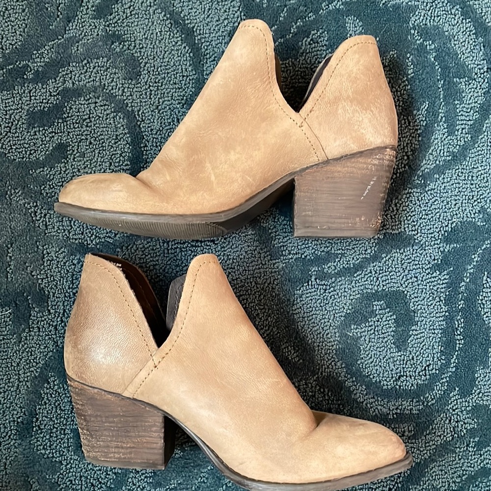 Steve Madden nubuck tan booties size 8